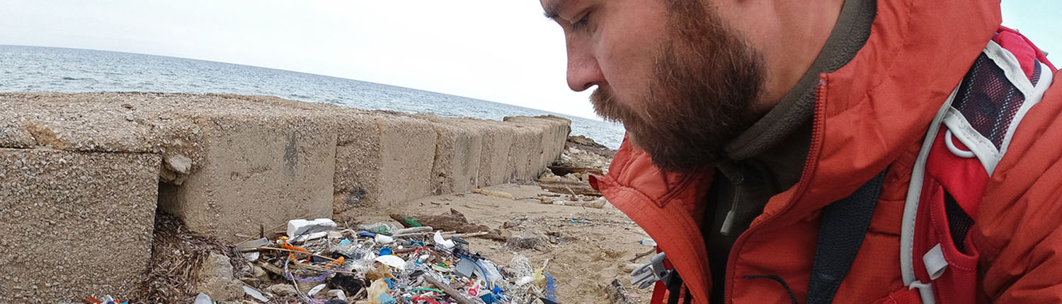 Plastica in spiaggia: rifiuto o reperto?
